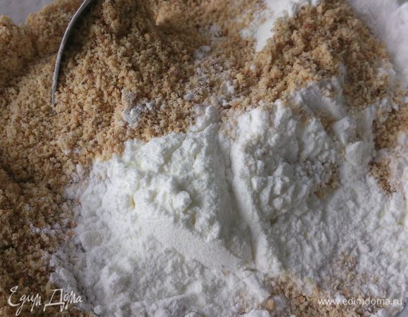 Смешать миндальную муку (можно использовать просто мелко молотый в блендере миндаль), крахмал, разрыхлитель и соль.