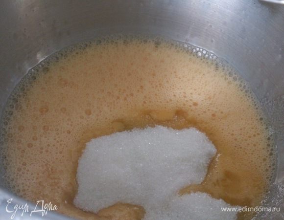Яйца, которые обязательно должны быть комнатной температуры, взбить до легкой пены и всыпать сахар.