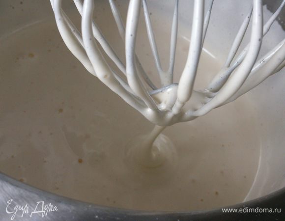 Взбивать 5-7 минут на высокой скорости до пышной массы.