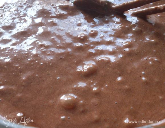 Добавить постепенно яичную смесь к сухой, аккуратно перемешивая.