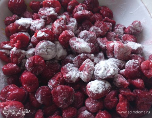 Если используете замороженную вишню, ее предварительно разморозить и хорошо просушить. Смешать вишню с крахмалом.