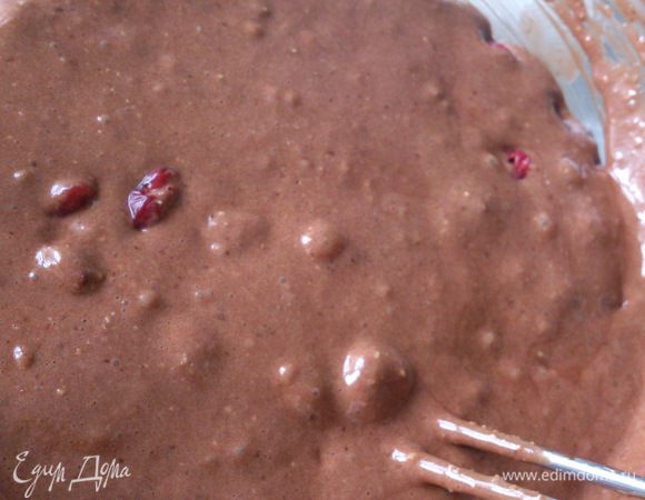 Аккуратно ввести вишню в тесто. Можно пойти другим путем. Вылить часть теста в форму, выложить часть вишни, еще тесто и еще вишня.