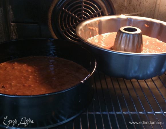 Можно испечь один большой торт в форме, диаметром 26-28 см. Я же взяла две формы 21 см. Смазать форму маслом.  Я предпочитаю формы смазывать маслом за 15-20 минут для выпечки. Выложить тесто в форму и выпекать при 170 45-50 минут. Во время выпечки проверять - деревянная палочка должна быть почти сухая, т.е. не совсем. 