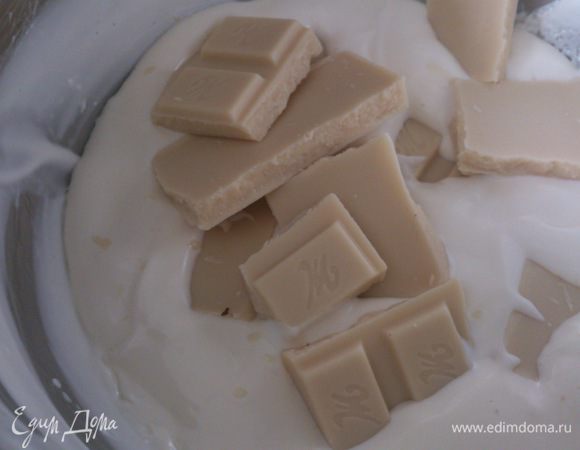 Сливки прогреть почти до кипения и выложить в них шоколад.  Слегка перемешать и дать постоять 2-3 минуты. Хорошо размешать до однородной массы.