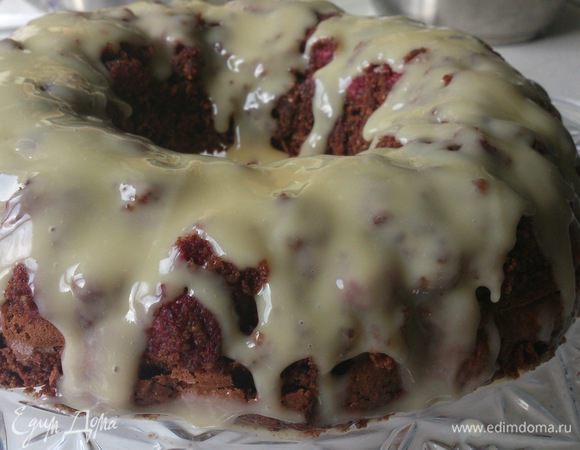 Остывший торт залить глазурью и поставить в холодильник на ночь. Перед подачей немного подержать при комнатной температуре.