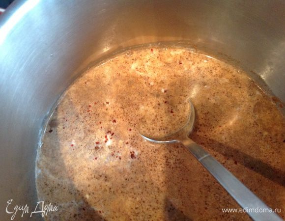 Молоко подогреть, но не кипятить... Добавить корицу, ванилин, какао, перец чили... а еще можно 1 ст л меда. Размешать.