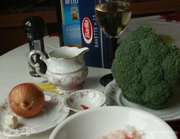 Помыть брокколи, разделать на соцветия и отварить в кипящей воде 3 минуты.  Откинуть на дуршлаг, оставить остывать.

