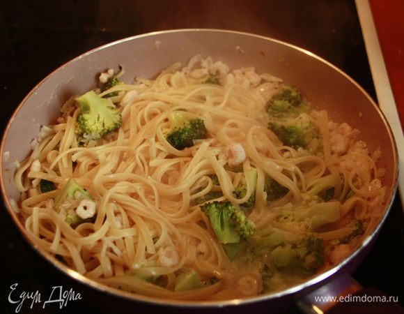 Слить воду и добавить готовую пасту в соус, перемешать, выключить нагрев конфорки, подавать немедленно :)
Приятного аппетита!