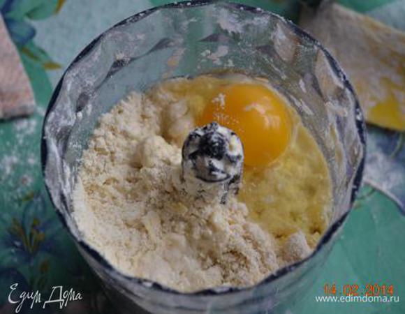 Теперь вбиваем яйцо, и воду,