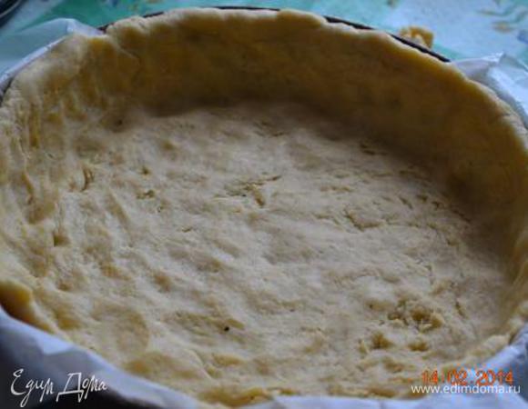 По застеленной бумагой форме (26 см) пальцами равномерно распределяем тесто, отправляем в морозилку на 30 мин.