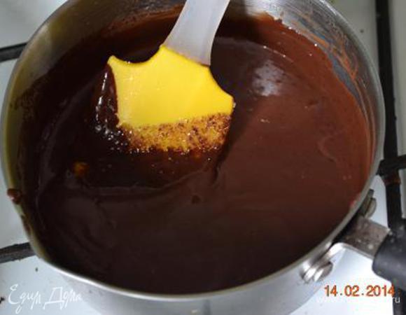Шоколадный ганаш: 125 мл сливок доводим до кипения(не кипятить), распускаем в горячих сливках 60 г масла и наломаный шоколад. Вымешать лопаточкой до однородности, влить 1 ст л коньяка.