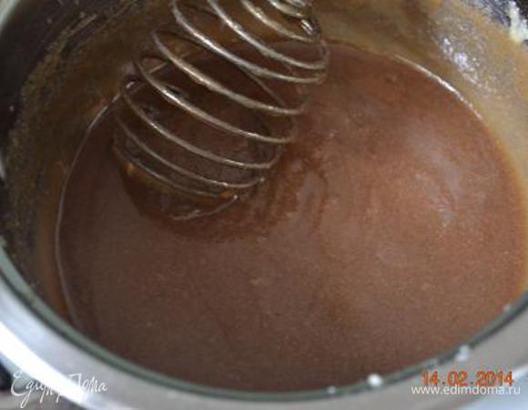 Для карамели: в воде растворяем сахар, варим до карамельного цвета, добавляем масло 60 г и вливаем теплые сливки, больше не кипятим! добавляем соль, держим на слабом огне до загустения. Слегка остужаем и добавляем 1 ст. л. коньяка.