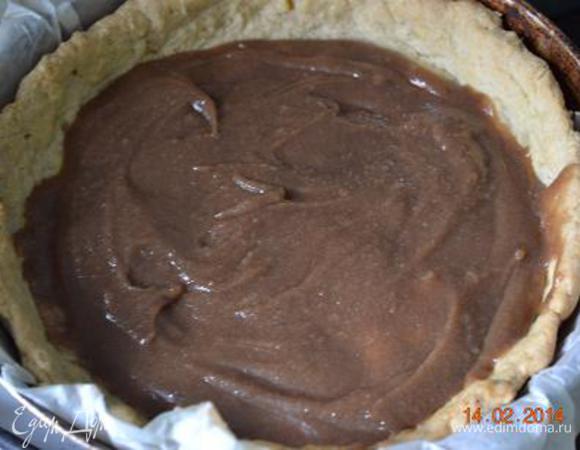 На еще горячую основу выливаем карамель