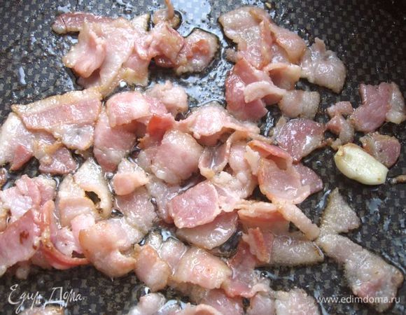 Бекон обжарить на масле (1 ст.л.), добавив 1 зубчик чеснока. Чеснок вынуть.