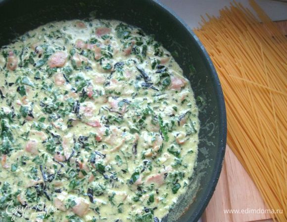 К бекону добавить смесь шпината, базилика и сыра, перемешать, добавить сливки  и довести до кипения на маленьком огне.