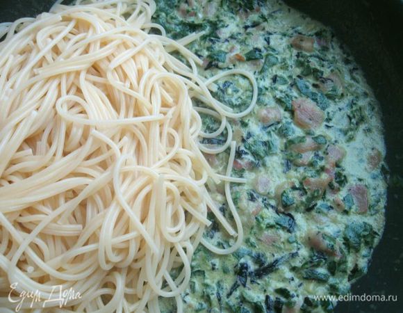 Спагетти опустить в 2 литра кипящей подсоленной воды. Варить 8 минут. Откинуть на сито, дать стечь воде. Соединить соус со спагетти. Перемешать. Несколько минут на сковороде на маленьком огне дать компонентам взаимно обогатиться. 

