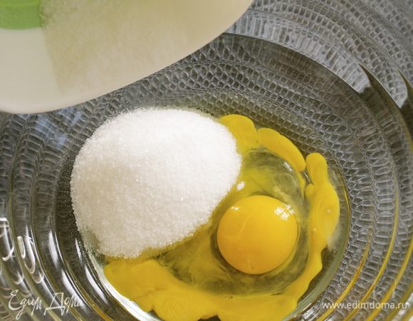 Духовку включить на 180 С. Приготовить бисквит. Смешать яйца и сахар с помощью венчика, не до фанатизма, просто чтобы сахар растворился... 