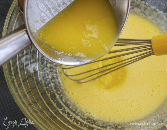 Сливочное масло растопить и слегка охладить. Добавить к яичной массе и размешать.