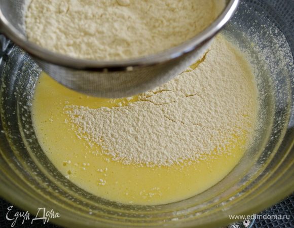 Всыпать просеянные муку и разрыхлитель. 