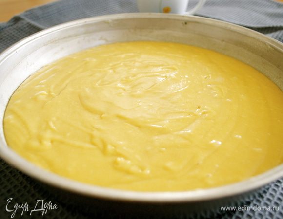 Выложить тесто в подготовленную форму (смазанную маслом и присыпанную мукой). 