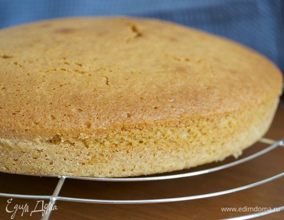 Выпекать в разогретой 25 минут. Готовый бисквит охладить на решетке. Он получается небольшой.