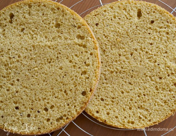 Полностью остывший бисквит разрезать пополам.