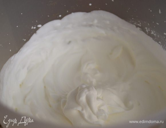 Для крема взбить сливки...