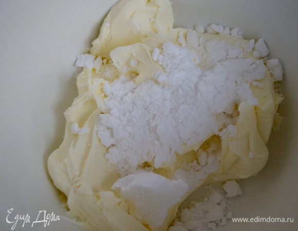 Маскарпоне растереть с сахарной пудрой.