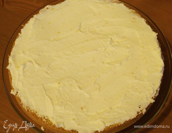 Смазать кремом нижний корж. Присыпать какао-порошком. (я забыла!)