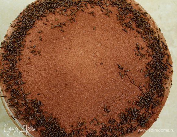 Смазать верх и бока торта оставшимся кремом. Присыпать обильно какао-порошком. Украсить по желанию...