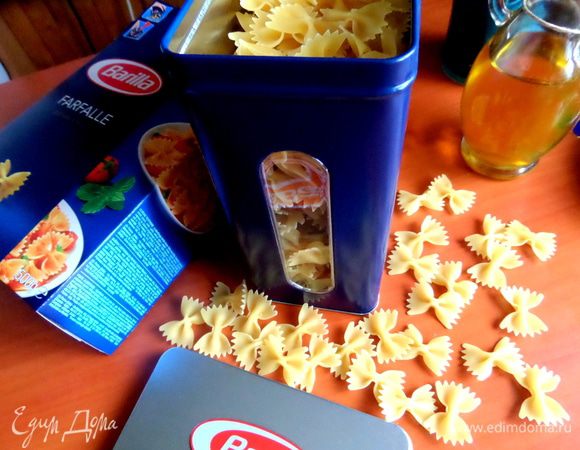 В неё входит ровно пачка макарон и есть прозрачная вставка сбоку...,очень удобно)))