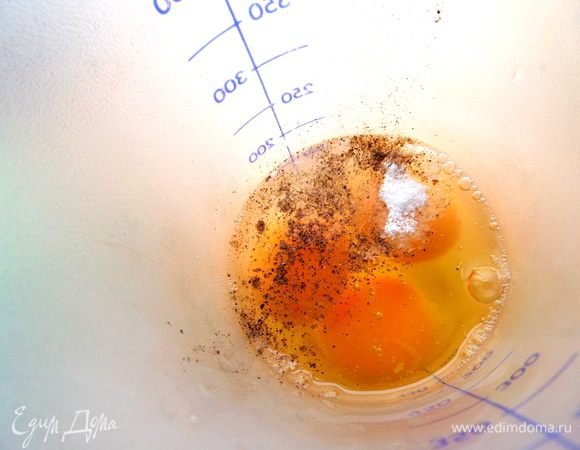 Пока они варятся,в шейкере взбиваем яйца с солью,мускатным орехом и перцем.