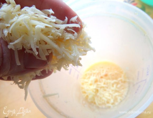 Добавим половину натёртого сыра,снова встряхиваем.