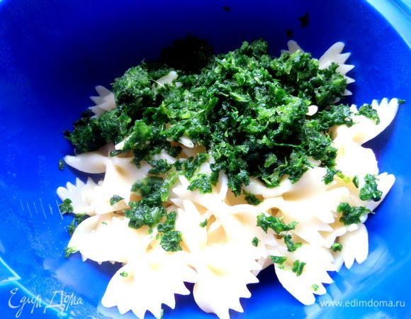 Макароны откинуть на сито,а затем соединить со шпинатом.