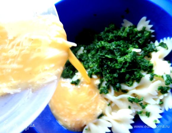 Влить к ним яичную массу.