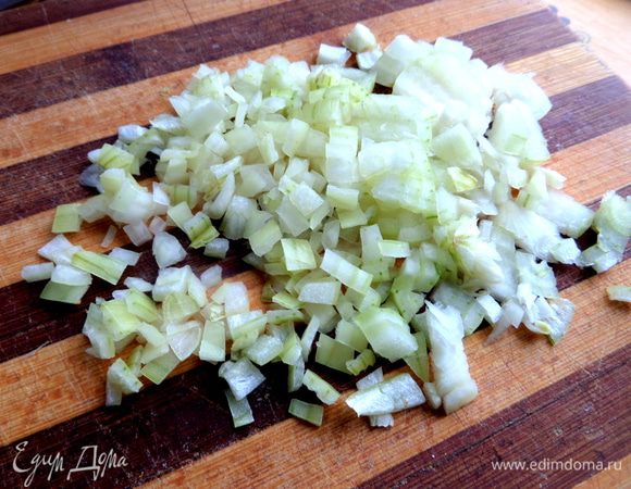 Нарезать лук...В оригинале зелёный!