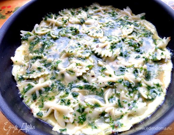 На огне держим,пока края не схватятся,а центр остаётся жидким.