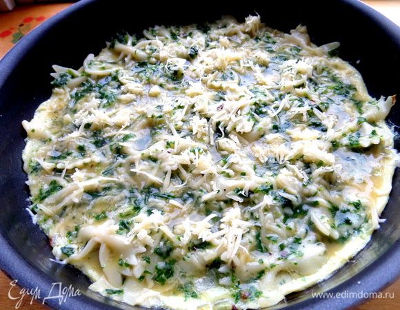 Посыпаем оставшимся сыром и ставим в духовку.