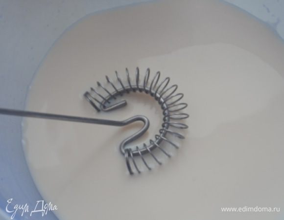 В теплое молоко добавить дрожжи и сахар, размешать и дать постоять 5-7 минут.