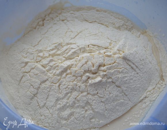 Просеять муку, добавить в нее 1/3 чл соли.