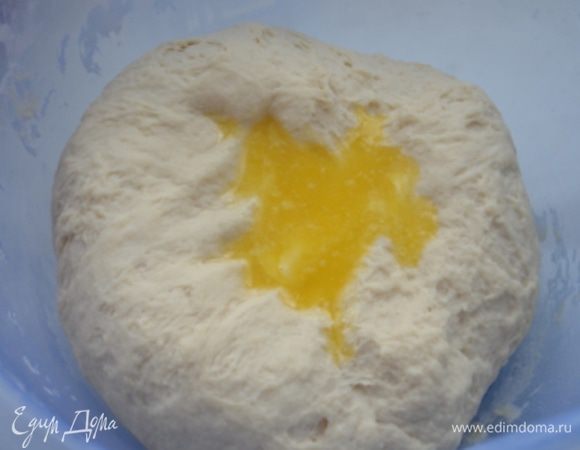 Добавить мягкое сливочное масло, вмешать его в тесто и замесить его.