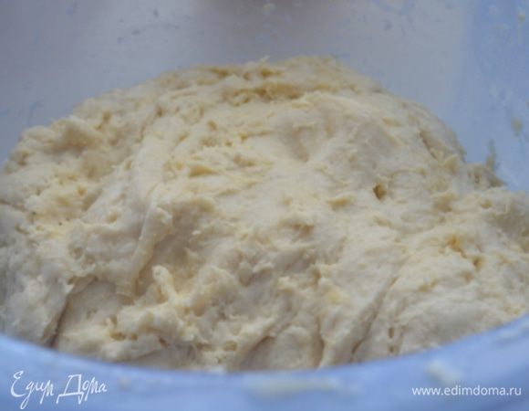 Убрать тесто в большую миску, накрыть полотенцем и убрать в укромное место на 1,5 часа.