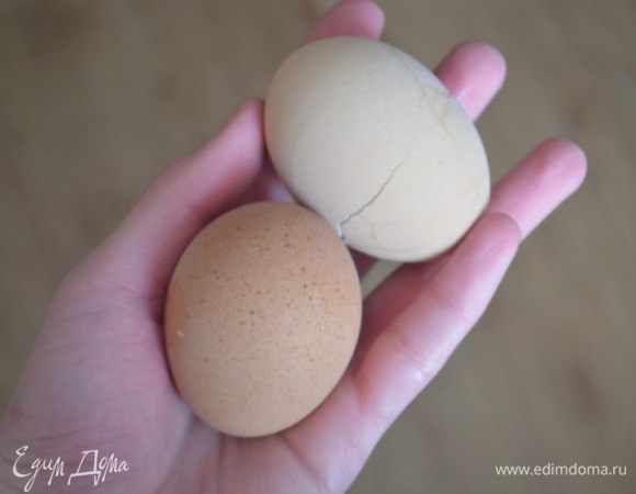 Пока тесто поднимается делаем начинку: яйца отварить.