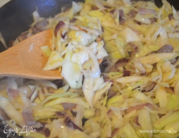 Добавить капусту и обжарить ее вместе с луком еще 5 минут.