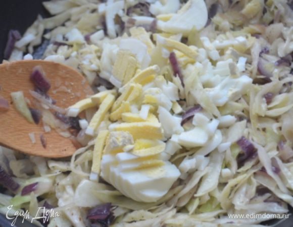 Начинку остудить, добавить мелконарубленные яйца.