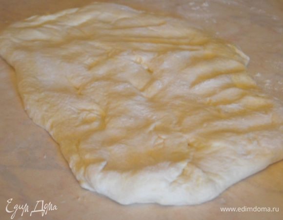 Достаем тесто, раскатываем в овал.