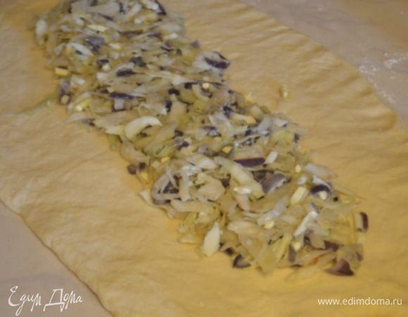 По центру выкладываем начинку.