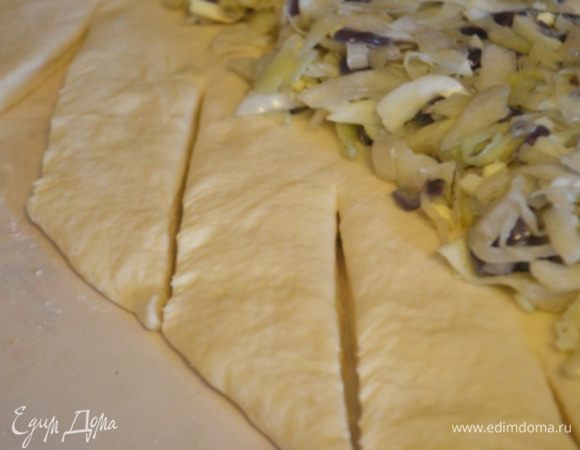 Края теста нарезать полосками, "елочкой".