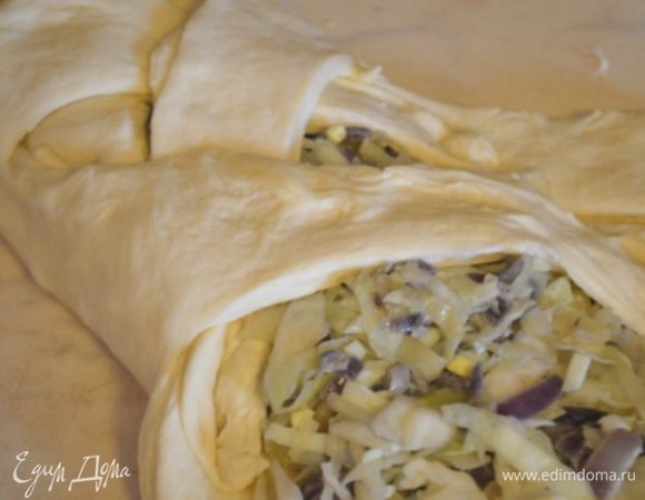 Попеременно накрываем полосками начинку, оформляем "косу".