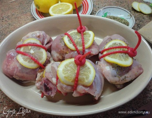 Закрыть «книжку». Сверху опять посолить, поперчить, посыпать сухими травами. С каждой стороны приложить по кружочку лимона и закрепить. Выложить в форму для запекания, долить 1\3 стакана воды и запекать в духовке 30 минут при температуре - 220 градусов. Можно один раз за время запекания перевернуть.